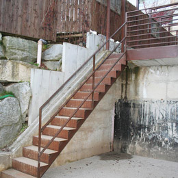Eingangstreppe aus gerostetem Stahl Untergasser